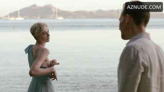 Elizabeth Debicki In “The Night Manager (2016)” #1