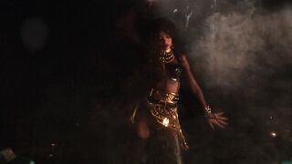Rihanna – Pour It Up